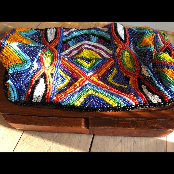 Beaded clutch with wooden handle by Antik Kraft - Picture 4 of 7